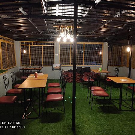 Monalisa Hostel Waranasi Zewnętrze zdjęcie